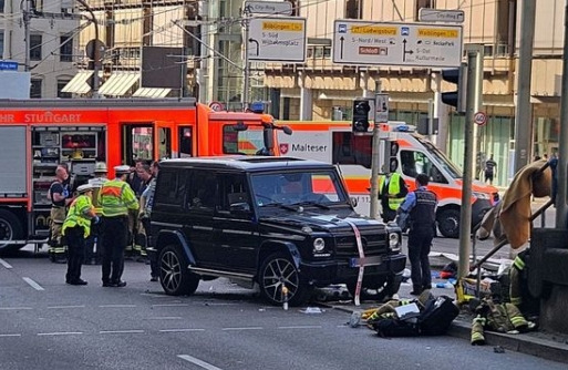 🚨 Allemagne : Huit blessés après qu’un véhicule a foncé dans la foule à Stuttgart
