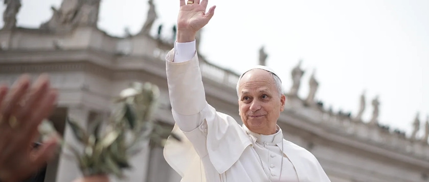 « Le Christ, Roi de la paix, crie encore depuis sa croix : Dieu est amour ! Ayez pitié ! Déposez les armes, souvenez-vous que vous êtes frères ! », a lancé avec ferveur Léon XIV.